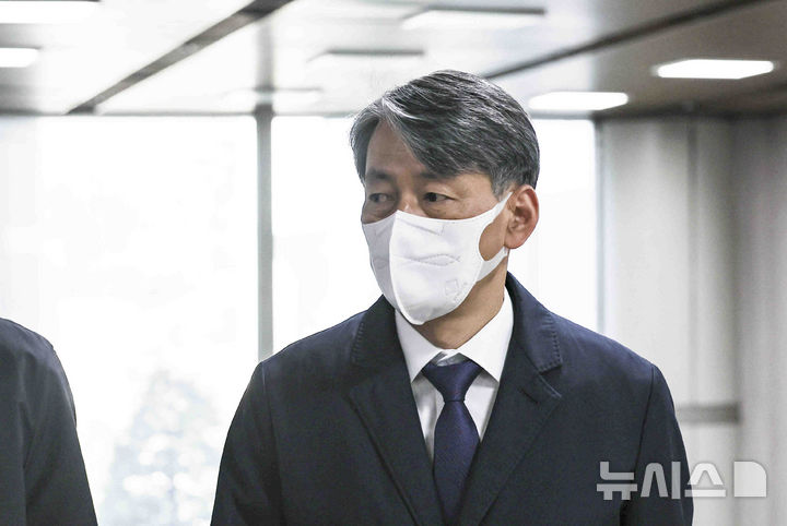 [서울=뉴시스] 김근수 기자 = 12·3 비상계엄과 관련해 내란 중요임무 종사 혐의로 기소된 조지호 당시 경찰청장이 지난 3월 31일 서울 서초구 서울중앙지방법원에서 열린 2차 공판에 출석하고 있다. 2025.03.31. ks@newsis.com