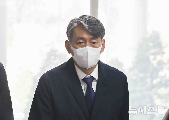 [서울=뉴시스] 김근수 기자 = 12·3 비상계엄과 관련해 내란 중요임무 종사 혐의로 기소된 조지호 경찰청장이 지난달 31일 서울 서초구 서울중앙지방법원에서 열린 2차 공판에 출석하고 있다. 2025.04.16. ks@newsis.com