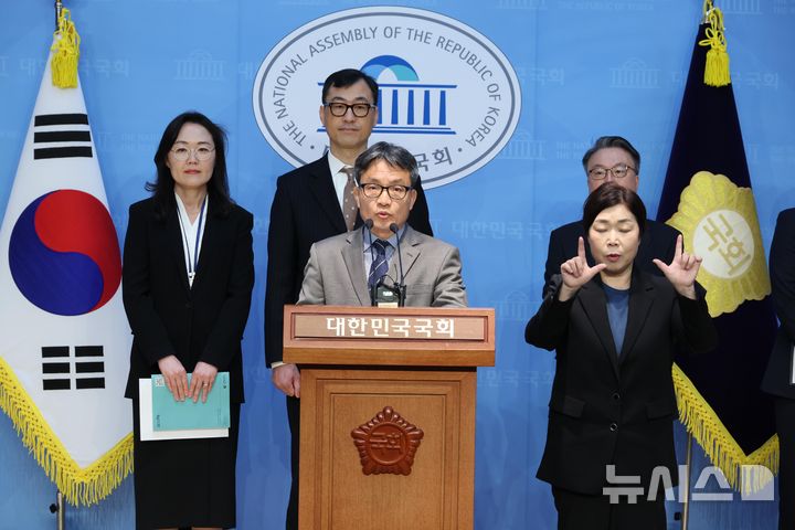 [서울=뉴시스] 조성봉 기자 = 진익 국회예산정책처 경제분석국장이 31일 오전 서울 여의도 국회 소통관에서 열린 2025 경제전망 기자회견에서 발언을 하고 있다. 국회예산정책처는 2025년 경제성장률을 1.5%로 전망한다고 밝혔다. 2025.03.31. suncho21@newsis.com