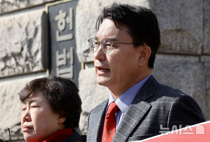 [서울=뉴시스] 김명년 기자 = 윤상현 국민의힘 의원이 31일 오전 서울 종로구 헌법재판소 앞에서 조배숙 의원와 함께 기자회견을 열고 헌법재판소의 윤석열 대통령 탄핵 심판 선고를 촉구하고 있다. 2025.03.31. kmn@newsis.com