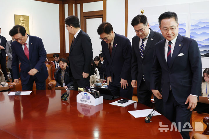 [서울=뉴시스] 고승민 기자 = 우원식 국회의장과 권성동 국민의힘 원내대표, 박찬대 더불어민주당 원내대표가 31일 오전 서울 여의도 국회에서 회동하며 기념촬영을 마친 뒤 자리로 향하고 있다. 왼쪽부터 국민의힘 박형수 원내수석부대표, 권 원내대표, 우 의장, 더불어민주당 박 원내대표, 박성준 원내수숙부대표. (공동취재) 2025.03.31. photo@newsis.com