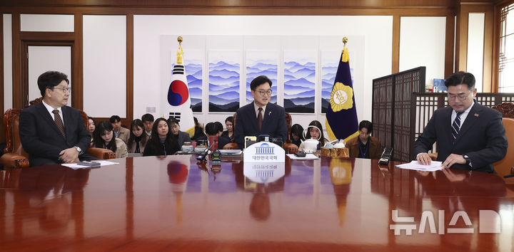 [서울=뉴시스] 고승민 기자 = 우원식 국회의장과 권성동 국민의힘 원내대표, 박찬대 더불어민주당 원내대표가 31일 오전 서울 여의도 국회 의장실에서 의장 주재 여야 원내대표 회동을 하고 있다. (공동취재) 2025.03.31. photo@newsis.com