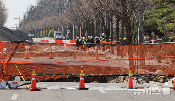 [서울=뉴시스] 이영환 기자 = 31일 오전 서울 강동구 명일동 대형 땅꺼짐(싱크홀) 사고 현장에서 강동수도사업소, 서울아리수본부 관계자들이 현장을 살펴보고 있다. 국토교통부는 지난 24일 명일동에서 발생한 대형 지반침하 사고 원인을 규명하기 위해 중앙지하사고조사위원회(사조위)를 구성·운영하며 사조위는 전문성과 객관성을 확보하기 위해 제4기 중앙지하사고조사위원단(2025년1월~2026년12월 62명) 소속 전문가로 구성했다. 사조위는 이날부터 오는 5월30일까지 2개월간 조사를 실시할 방침이다. 2025.03.31. 20hwan@newsis.com