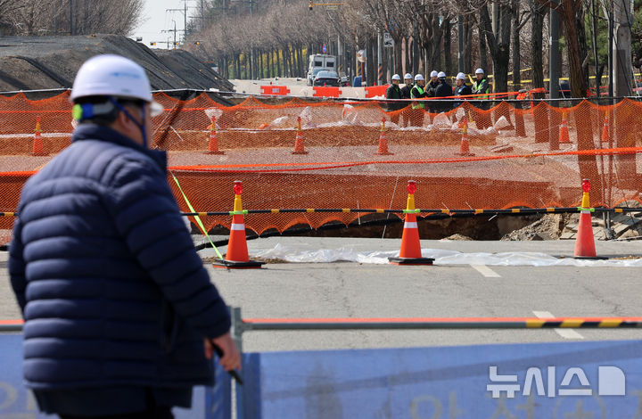 [서울=뉴시스] 이영환 기자 = 31일 오전 서울 강동구 명일동 대형 땅꺼짐(싱크홀) 사고 현장에서 강동수도사업소, 서울아리수본부 관계자들이 현장을 살펴보고 있다. 국토교통부는 지난 24일 명일동에서 발생한 대형 지반침하 사고 원인을 규명하기 위해 중앙지하사고조사위원회(사조위)를 구성·운영하며 사조위는 전문성과 객관성을 확보하기 위해 제4기 중앙지하사고조사위원단(2025년1월~2026년12월 62명) 소속 전문가로 구성했다. 사조위는 이날부터 오는 5월30일까지 2개월간 조사를 실시할 방침이다. 2025.03.31. 20hwan@newsis.com