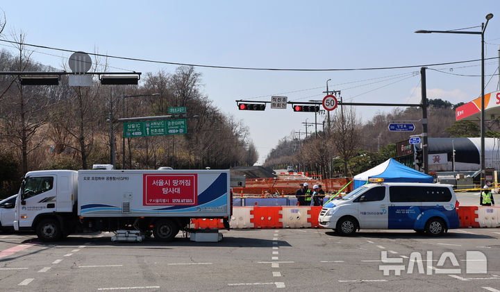 [서울=뉴시스] 이영환 기자 = 지난달 31일 오전 서울 강동구 명일동 대형 땅꺼짐(싱크홀) 사고 현장 인근에서 서울시 땅꺼짐 탐사대 차량이 탐사를 하고 있다. 2025.03.31. 20hwan@newsis.com