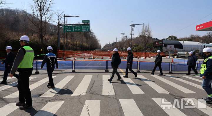[서울=뉴시스] 이영환 기자 = 지난달 31일 오전 서울 강동구 명일동 대형 땅꺼짐(싱크홀) 사고 현장에서 강동수도사업소, 서울아리수본부 관계자들이 현장을 살펴보기 위해 이동하고 있다. 2025.03.31. 20hwan@newsis.com