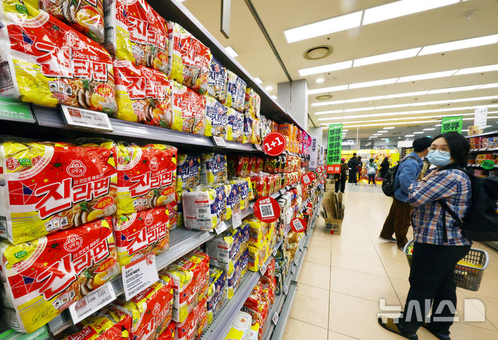 [서울=뉴시스] 박주성 기자 = 31일 오전 서울 한 대형마트에서 고객이 진라면을 고르고 있다. 오뚜기는 다음 달 1일부로 라면류 가격을 인상한다고 20일 밝혔다. 오뚜기는 27개 라면 중 16개 제품의 출고가를 평균 7.5% 올린다. 오뚜기의 라면값 인상은 2022년 10월 이후 2년 5개월 만이다.진라면은 대형마트 판매가 기준 716원에서 790원으로 오르고 오동통면은 800원에서 836원이 된다. 짜슐랭은 976원에서 1056원, 진라면 용기면은 1100원에서 1200원으로 각각 오른다. 인상률은 진라면과 진라면 용기면이 각각 10.3%, 9.1%이고 오동통면과 짜슐랭은 각각 4.5%, 8.2%이다. 2025.03.31. park7691@newsis.com