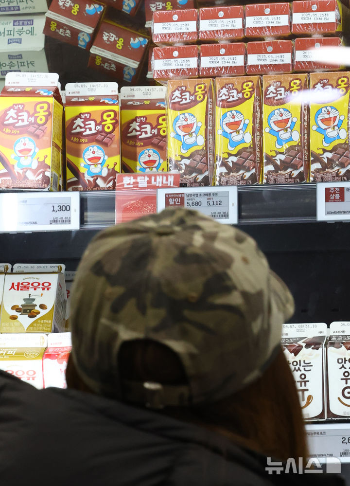 [서울=뉴시스] 박주성 기자 = 31일 오전 서울 한 대형마트에 남양유업 초코에몽이 진열되어 있다. 2025.03.31. park7691@newsis.com