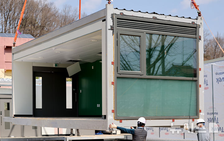 [안동=뉴시스] 이무열 기자 = 지난달 31일 경북 안동시 일직면 권정생 동화나라 운동장에 산불 피해 이재민을 위한 긴급 주거시설인 모듈러 주택이 설치되고 있다. 2025.03.31. lmy@newsis.com