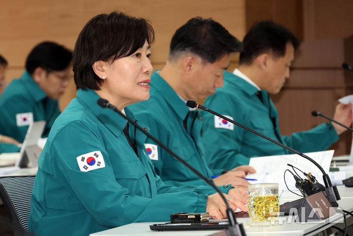 [세종=뉴시스] 강종민 기자 = 송미령 농림축산식품부 장관이 지난달 31일 세종시 정부세종청사에서 열린 경상권 산불 피해 농업인 지원대책 점검회의에서 발언하고 있다. 2025.03.31. ppkjm@newsis.com