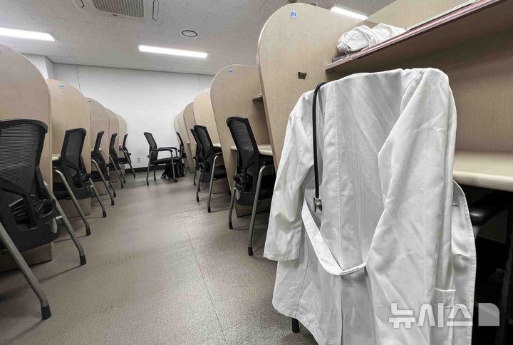 [서울=뉴시스] 김근수 기자 = 정부가 정한 전국 대다수 의대가 등록을 마감하는 가운데 3월 31일 서울 시내의 한 의과대학 자습실에 흰색 가운이 놓여 있다. 2025.03.31. ks@newsis.com