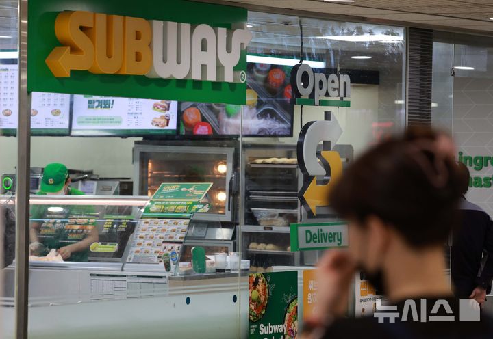 [서울=뉴시스] 고범준 기자 = 31일 서울의 한 써브웨이 매장 앞으로 시민들이 지나가고 있다. 2025.03.31. bjko@newsis.com