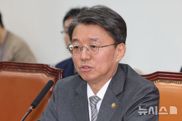 [서울=뉴시스] 권창회 기자 = 김정원 헌법재판소 사무처장이 31일 서울 여의도 국회에서 열린 법제사법위원회 전체회의에서 의원질의에 답하고 있다. 2025.03.31. kch0523@newsis.com