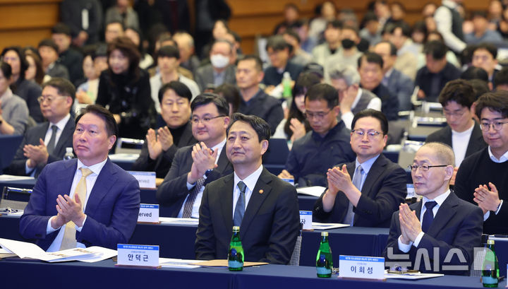 [서울=뉴시스] 김진아 기자 = 최태원(앞줄 왼쪽부터) 대한상의 회장, 안덕근 산업통상자원부 장관, 이회성 CF연합 회장이 31일 서울 중구 대한상공회의소에서 열린 '제7회 탄소중립과 에너지 정책 세미나'에 참석해 있다. 2025.03.31. bluesoda@newsis.com