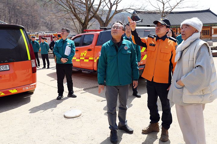 [서울=뉴시스] 고기동(가운데) 행정안전부 장관 직무대행이 31일 오후 경북 청송군 대전사를 방문해 산불대응 상황 등을 점검하고 있다. (사진=행정안전부 제공) 2025.03.31. photo@newsis.com *재판매 및 DB 금지