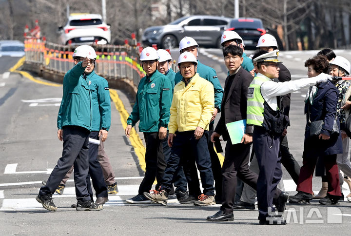 [광주=뉴시스] 김혜인 기자 = 광주시·서구청 관계자들이 31일 오후 광주 서구 풍암동 광주도시철도 2호선 1단계 3공구 공사장 교통 개방 구간에서 현장 안전 점검을 하고 있다. 2025.03.31.hyein0342@newsis.com