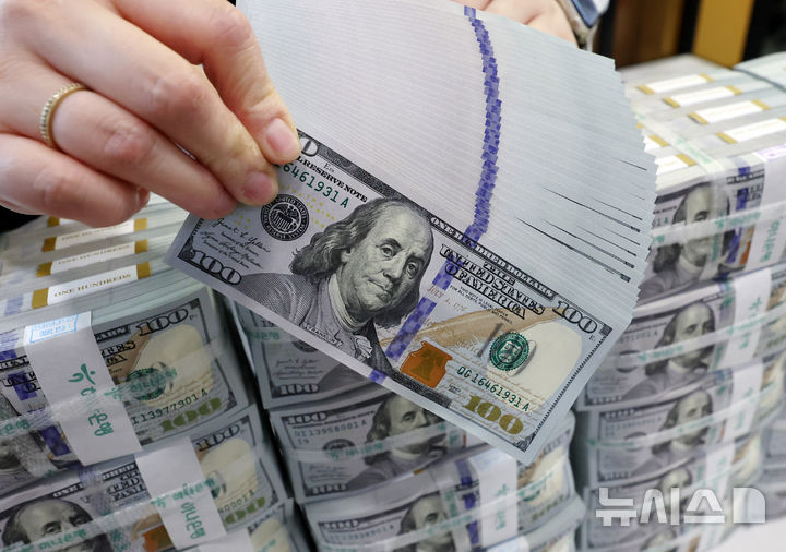 [서울=뉴시스] 이영환 기자 = 31일 오후 서울 중구 하나은행 위변조대응센터에서 직원이 달러를 정리하고 있다. 2025.03.31. 20hwan@newsis.com