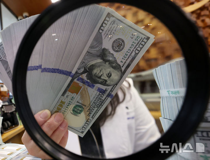 [서울=뉴시스] 이영환 기자 = 지난해 3월 31일 오후 서울 중구 하나은행 위변조대응센터에서 직원이 달러를 정리하고 있다. 2025.03.31. 20hwan@newsis.com