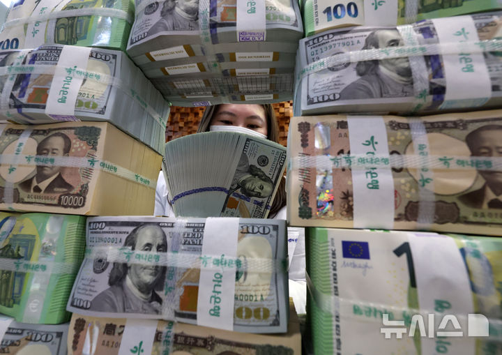 [서울=뉴시스] 이영환 기자 = 31일 오후 서울 중구 하나은행 위변조대응센터에서 직원이 달러를 정리하고 있다.&nbsp; 한국은행이 이날 발표한 2월 거주자외화예금 동향에 따르면 지난 달 국내 거주자 외화 예금은 한 달 전보다 49억1000만 달러 감소한 985억3000만 달러를 기록했다. 거주자 외화 예금은 내국인과 국내 기업, 국내에 6개월 이상 거주한 외국인과 국내에 진출한 외국 기업 등이 국내에 보유하고 있는 외화 예금이다. 엔화예금은 지난 달 말 77억 6000만달러로 전월말 대비 5억 3000만달러 줄었으며 유로화는 41억 6000만달러로 2억 9000만달러 감소했다. 2025.03.31. 20hwan@newsis.com