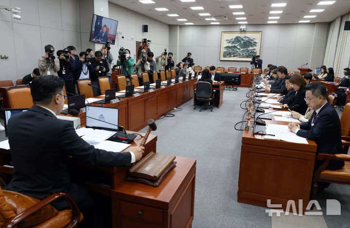 [서울=뉴시스] 고승민 기자 =지난달 31일 서울 여의도 국회에서 열린 제423회 국회(임시회) 운영위원회 제1차 전체회의에서 박찬대 위원장이 마은혁 헌법재판관 임명촉구 결의안을 가결하고 있다. 2025.03.31. kkssmm99@newsis.com
