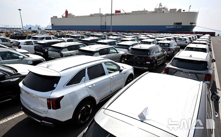 [평택=뉴시스] 경기사진공동취재단 = 경기 평택항내 자동차 전용부두에 선적을 기다리는 수출용 차량이 세워져 있다. 2025.03.31. photo@newsis.com