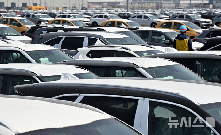 [평택=뉴시스] 경기사진공동취재단 = 도널드 트럼프 미국 대통령의 상호관세 발표를 앞두고 31일 경기도 평택항내 자동차 전용부두에 선적을 기다리는 수출용 차량이 세워져 있다.&nbsp; 트럼프 대통령은 철강·알루미늄·자동차 등 개별 품목관세에 이어 오는 4월 2일 전 세계 국가들의 대미 관세와 비관세 무역장벽을 고려해 '상호관세'를 발표할 예정이다. 2025.03.31. photo@newsis.com