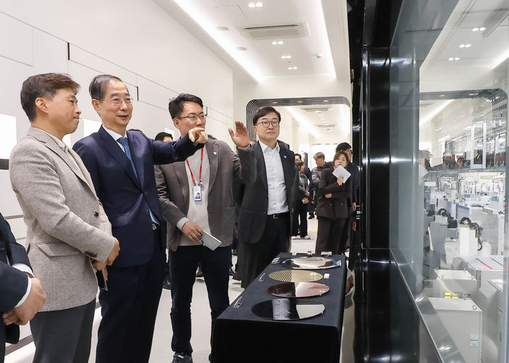 [이천=뉴시스] 최진석 기자 = 한덕수 대통령 권한대행 국무총리가 31일 경기도 SK하이닉스 이천캠퍼스 수펙스(SUPEX)센터에서 곽노정 SK하이닉스 대표이사 사장의 설명을 들으며 메모리반도체 생산 Fab인 'M14 윈도우 투어'를 하고 있다. (사진=SK하이닉스 제공) 2025.03.31. photo@newsis.com *재판매 및 DB 금지
