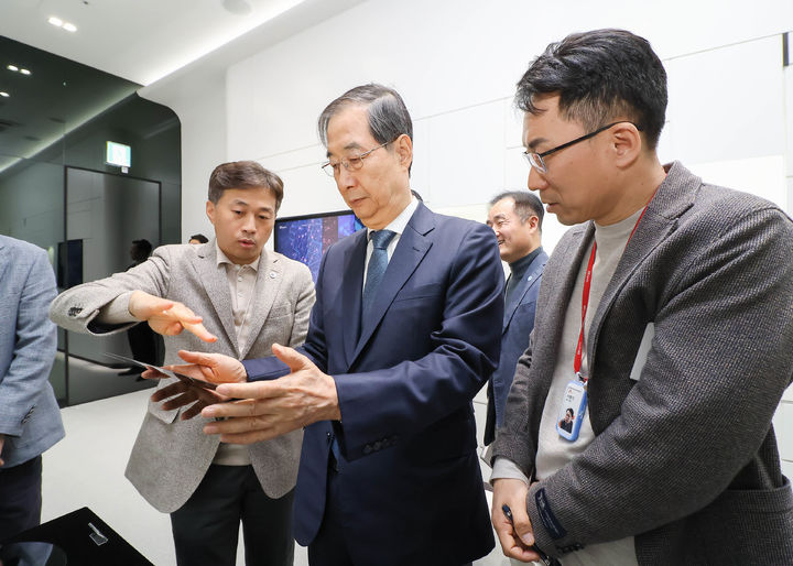 [이천=뉴시스] 최진석 기자 = 한덕수 대통령 권한대행 국무총리가 31일 경기도 SK하이닉스 이천캠퍼스 수펙스(SUPEX)센터에서 곽노정 SK하이닉스 대표이사 사장의 설명을 들으며 메모리반도체 생산 Fab인 'M14 윈도우 투어'를 하고 있다.&nbsp; (사진=SK하이닉스 제공) 2025.03.31. photo@newsis.com *재판매 및 DB 금지