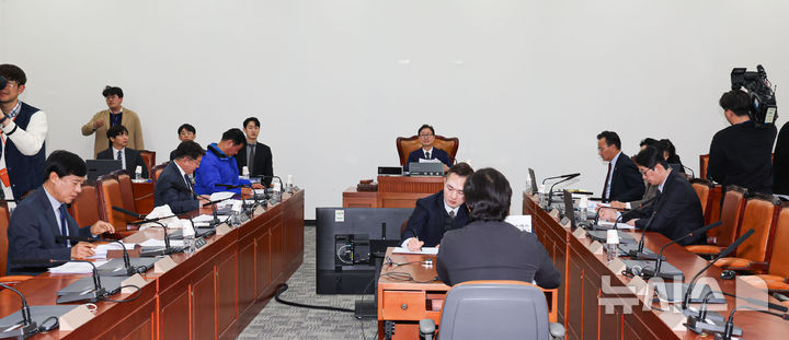 [서울=뉴시스] 권창회 기자 = 31일 서울 여의도 국회에서 열린 법제사법위원회 법안심사제1소위원회 전체회의에서 박범계 1소위원장이 발언하고 있다. 2025.03.31. kch0523@newsis.com