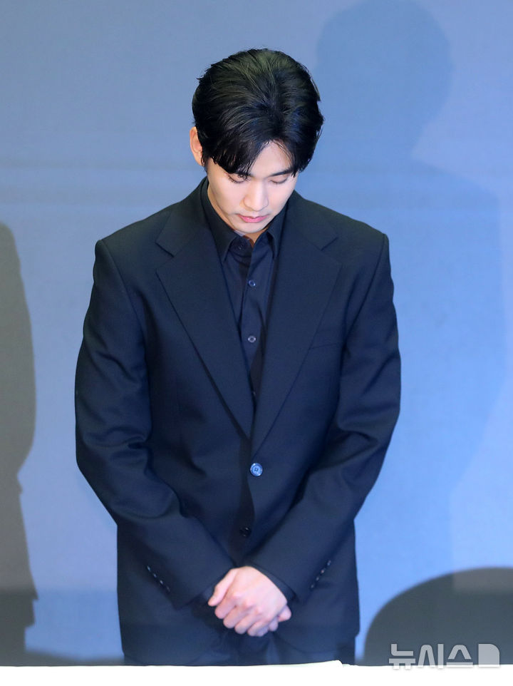 [서울=뉴시스] 김혜진 기자 = 배우 김수현이 31일 오후 서울 마포구 스탠포드호텔에서 기자회견에서 고개 숙여 인사하고 있다.. 2025.03.31. jini@newsis.com