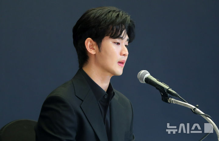 [서울=뉴시스] 김혜진 기자 = 배우 김수현이 31일 오후 서울 마포구 스탠포드호텔에서 기자회견을 열고 자신을 둘러싼 의혹에 대해 입장을 밝히고 있다. 2025.03.31. jini@newsis.com