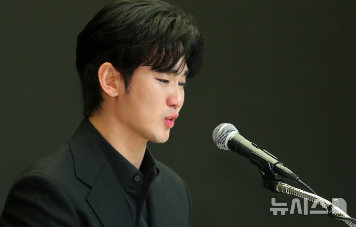 [서울=뉴시스] 김혜진 기자 = 배우 김수현이 31일 오후 서울 마포구 스탠포드호텔에서 기자회견을 열고 자신을 둘러싼 의혹에 대해 입장을 밝히고 있다. 2025.03.31. jini@newsis.com