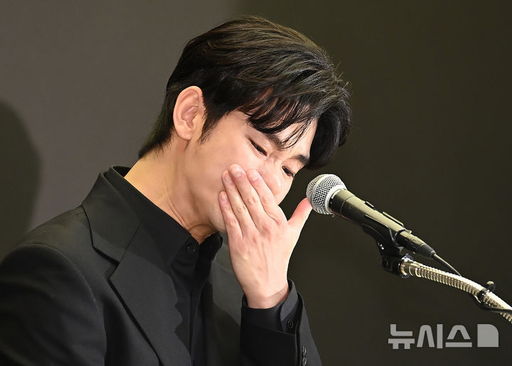 [서울=뉴시스] 김혜진 기자 = 배우 김수현이 31일 오후 서울 마포구 스탠포드호텔에서 기자회견을 열고 자신을 둘러싼 의혹에 대해 입장을 밝히고 있다. 2025.03.31. jini@newsis.com