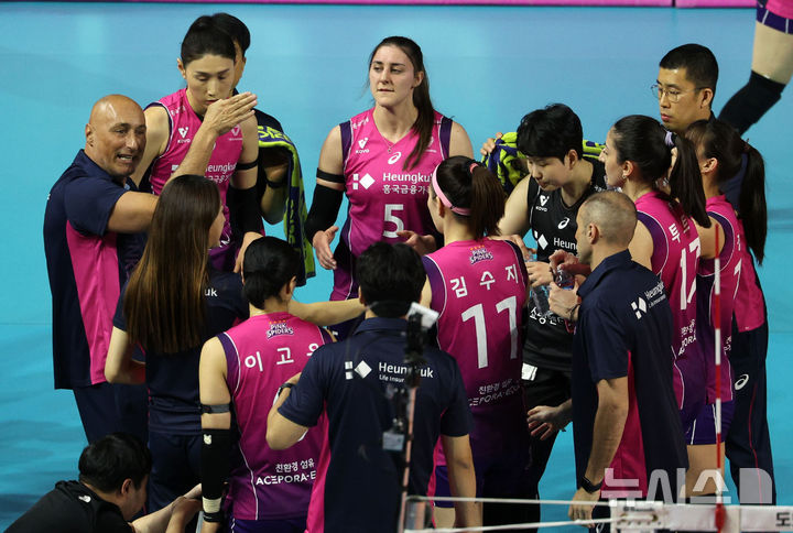 [인천=뉴시스] 고범준 기자 = 지난달 31일 인천 부평구 삼산월드체육관에서 열린 2024~2025 V-리그 여자부 챔피언결정전(5전 3선승제) 1차전 흥국생명 핑크스파이더스와 정관장 레드스파크스의 경기, 흥국생명 마르첼로 아본단자 감독이 지시를 내리고 있다. 2025.03.31. bjko@newsis.com