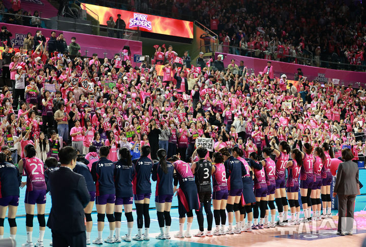 [인천=뉴시스] 고범준 기자 = 31일 인천 부평구 삼산월드체육관에서 열린 2024~2025 V-리그 여자부 챔피언결정전(5전 3선승제) 1차전 흥국생명 핑크스파이더스와 정관장 레드스파크스의 경기, 세트스코어 3-0으로 승리를 거둔 흥국생명 김연경과 선수들이 관중들을 향해 인사를 하고 있다. 2025.03.31. bjko@newsis.com