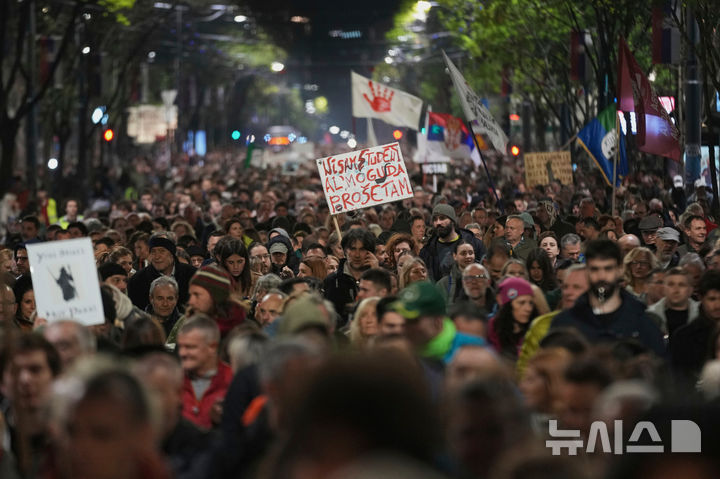 [베오그라드=AP/뉴시스] 3월 31일 세르비아 베오그라드에서 몇 달 째 반부패 시위를 주도해 온 반정부 시위대가 행진하고 있다. 시위대는 정부가 도널드 트럼프 미국 대통령의 사위인 재러드 쿠슈너의 부동산 개발 사업에 특혜를 줬다고 비난했고 알렉산다르 부치치 대통령은 4월 6일 신임 총리에 의대교수인 마쿠트를 임명하며 정부 쇄신 의지를 밝혔다. 2025.04.07. 