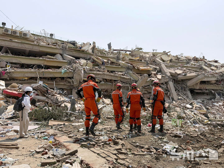 [만달레이=AP/뉴시스] 지난달 31일(현지 시간) 미얀마 만달레이에서 구조대원들이 지진으로 파괴된 건물을 수색하고 있다. 지난달 28일 발생한 규모 7.7의 강진으로 지금까지 사망자 수는 2천 명을 넘어선 것으로 알려졌다. 2025.04.01.