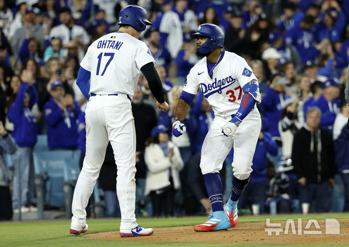 [로스앤젤레스=AP/뉴시스] 메이저리그(MLB) LA 다저스의 테오스카 에르난데스가 1일(한국 시간) 미국 캘리포니아주 로스앤젤레스의 다저스타디움에서 벌어진 2025 MLB 애틀랜타 브레이브스와의 경기에서 1회 투런포를 때려낸 뒤 오타니 쇼헤이와 하이파이프를 나누고 있다. 2025.04.01