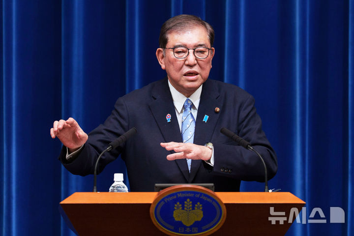 [도쿄=AP/뉴시스]이시바 시게루 일본 총리가 1일 도쿄 총리 관저에서 열린 기자회견에서 발언하고 있다. 2025.04.01.