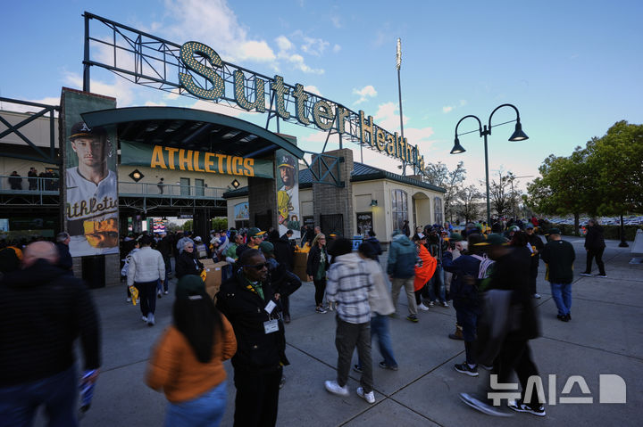 [새크라멘토=AP/뉴시스] 관중들이 1일(한국 시간) 미국 캘리포니아주 새크라멘토의 서터 헬스 파크에서 열린 2025 메이저리그(MLB) 정규시즌 애슬레틱스와 시카고 컵스의 경기를 보기 위해 입장하고 있다. 2025.04.01