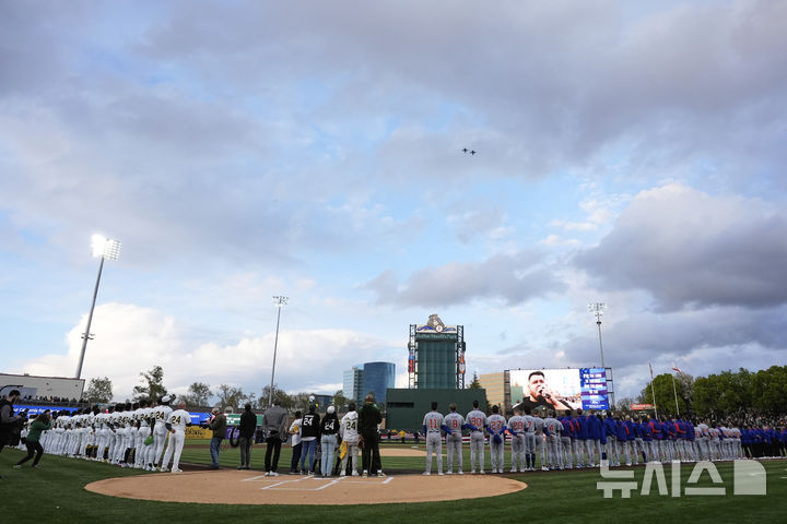 [새크라멘토=AP/뉴시스] 1일(한국 시간) 미국 캘리포니아주 새크라멘토의 서터 헬스 파크에서 경기를 앞둔 메이저리그(MLB) 애슬레틱스와 시카고 컵스. 2025.04.01