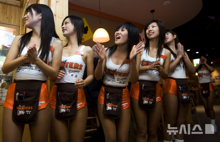 [베이징(중국)=AP/뉴시스]중국 베이징의 후터스 매장