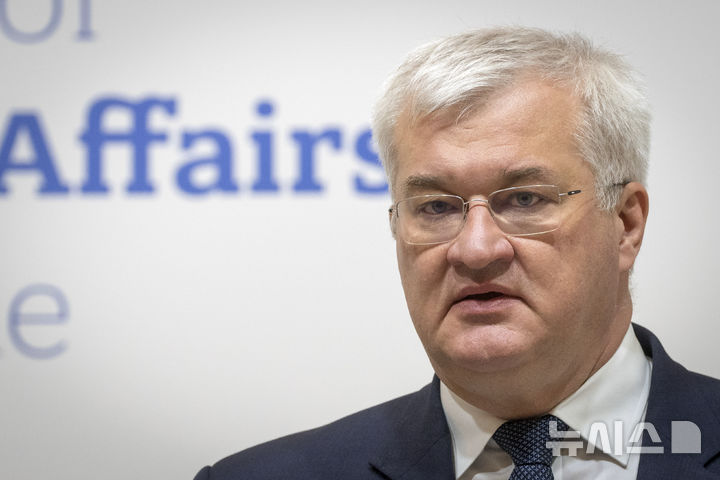 [키이우(우크라이나)=AP/뉴시스] 우크라이나는 3일(현지 시간) 블라디미르 푸틴 러시아 대통령이 볼로디미르 젤렌스키 우크라이나 대통령에게 러시아 모스크바에서 회담하자고 제안한 데 대해 부정적인 반응을 보였다. 사진은 안드리 시비하 우크라이나 외무장관이 지난 4월 1일 키이우에서 케스투티스 부드리스 리투아니아 외무장관과 합동 기자회견을 갖는 모습. 2025.09.04. 