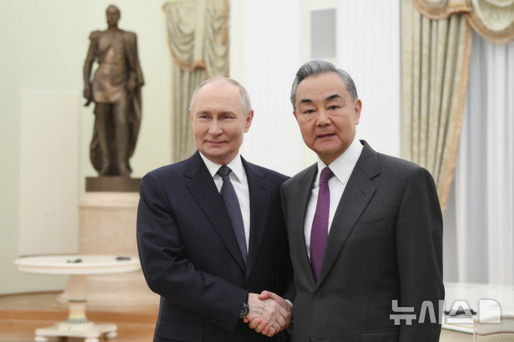 [모스크바=AP/뉴시스]블라디미르 푸틴 러시아 대통령(사진 왼쪽)이 1일(현지 시간) 크렘린궁에서 왕이 중국 외교부장을 만나 악수하고 있다. 2025.04.01.