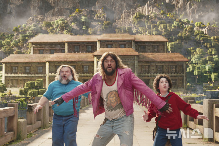 [AP/뉴시스]중국 국가영화국(China Film Administration)은 10일 미국 영화의 중국 수입을 적당히 줄일 것이라고 발표했다. 사진은 미 워너 브라더스가 클래식 비디오 게임을 기반으로 만든 실사 여화 '어 마인크래프트 무비'의 한 장면. 2025.04.10. 