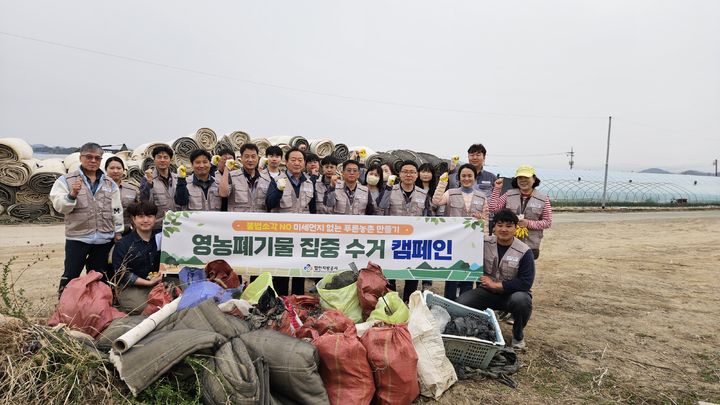 [함안=뉴시스]함안지방공사, 영농폐기물 캠페인.(사진=함안지방공사 제공) 2025.04.01.photo@newsis.com *재판매 및 DB 금지