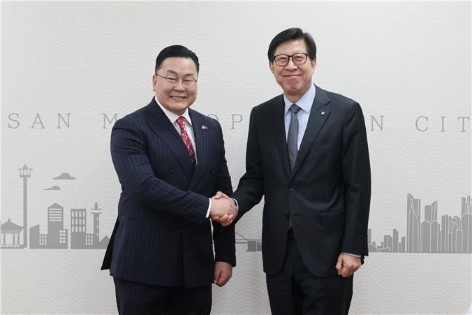[부산=뉴시스] 박형준 부산시장이 31일 오전 시청에서 차강 웁궁 자담바 주부산 몽골 신임 영사(왼쪽)를 접견하고 있다.(사진=부산시 제공) 2025.04.01. photo@newsis.com *재판매 및 DB 금지