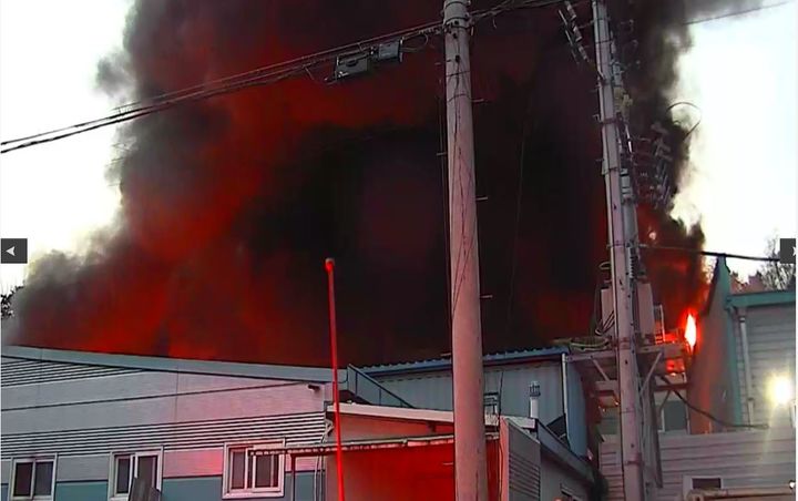 [성주=뉴시스] 공장 화재. (사진=경북도소방본부 제공) 2025.04.01 photo@newsis.com *재판매 및 DB 금지