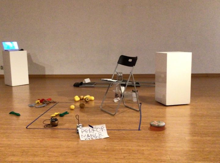 김수화는 와이파이 신호를 통해 데이터 세계와 물리적 현실 간의 연결을 탐구하는 안무 작업을선보인다. ⓒKim Suhwa *재판매 및 DB 금지