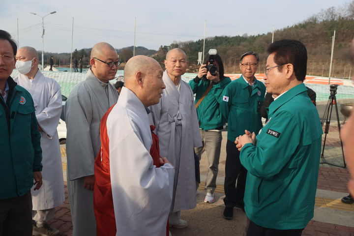 [서울=뉴시스] 3월31일 경북도청을 방문해 성금을 지원한 대한불교천태종 총무원장 덕수 스님(왼쪽) (사진= 대한불교천태종 제공0 2025.04.01. photo@newsis.com *재판매 및 DB 금지